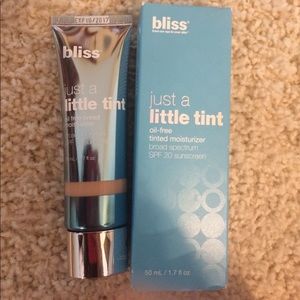 💕NWT Bliss Just a Tint moisturizer in Honey💕