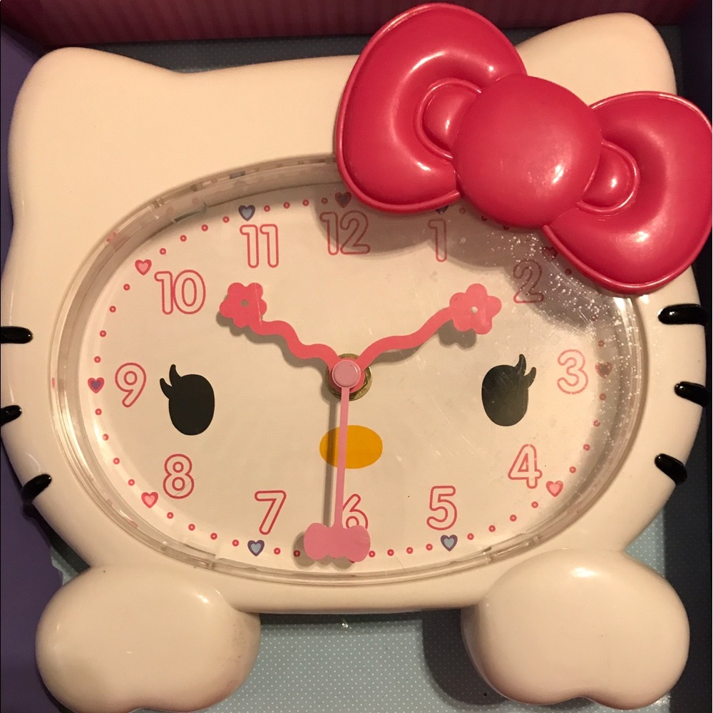 Hello Kitty wall clock 👍👍👍🐵