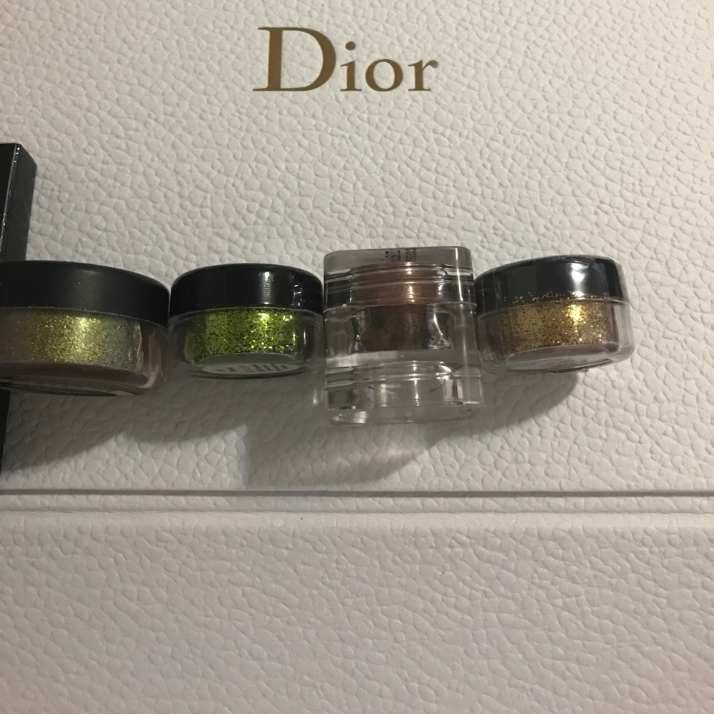 Pigments and glitter
