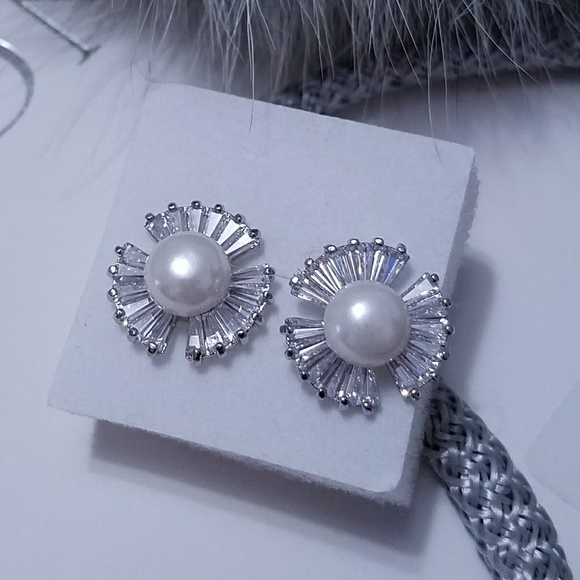 White Crystal Pearl Stud Earrings - Picture 1 of 2