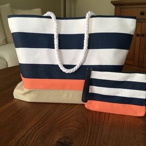 🆕 Large tote with wristlet. 🦋🌴