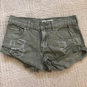 PacSun Bullhead super cute army green shorts!