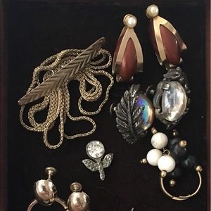 Lot: Vintage costume jewellery. 7 listings in one.