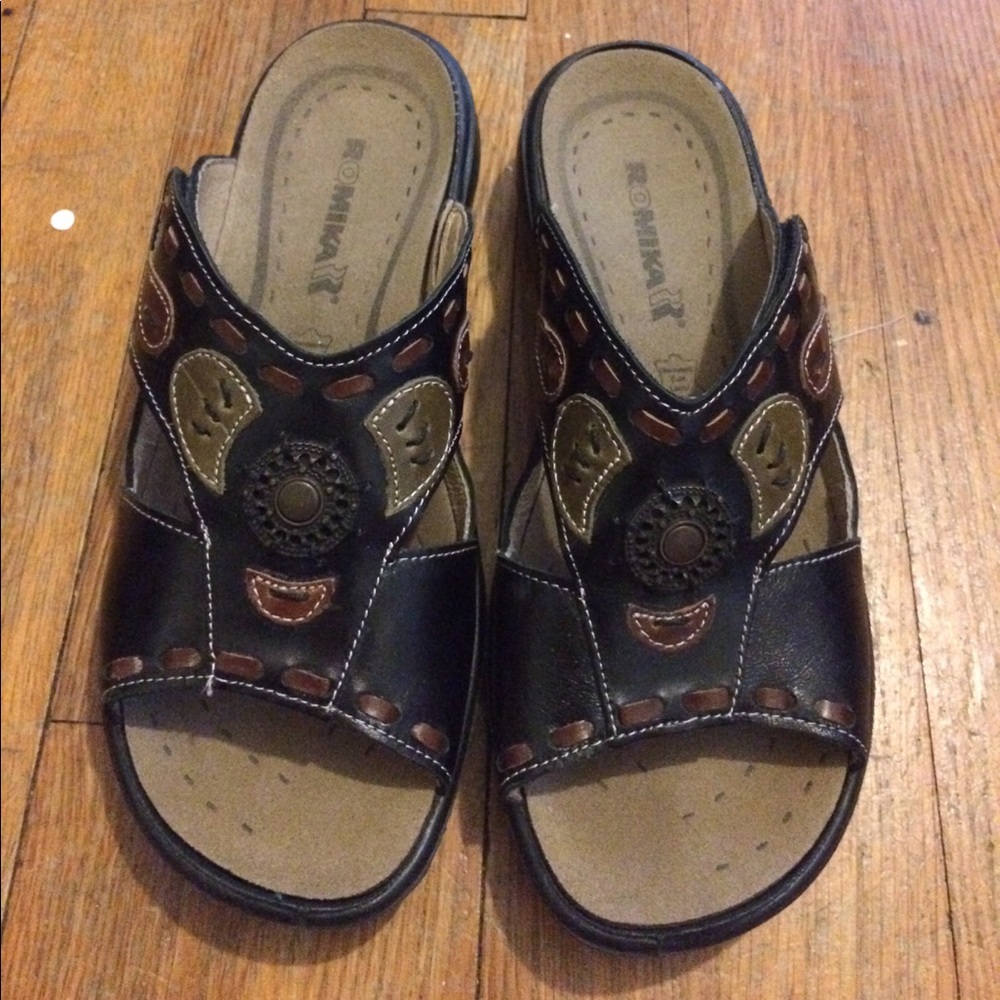 Black slip on sandals with decorative stitching