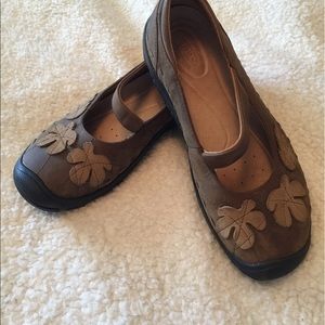 Keen Mary Janes size 8