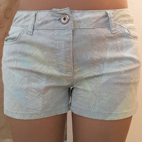 Gently used shorts that's great for summer - Picture 1 of 3
