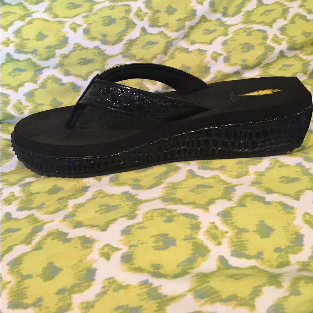 Black Flip Flop Volatiles