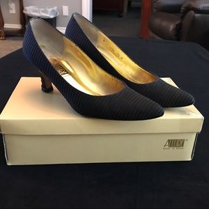 Allure Leader Black Ribbed Ottom Shoe