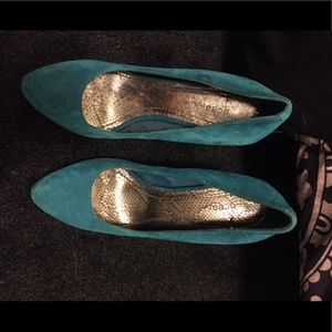 BCBG teal suede pumps- NEVER WORN!
