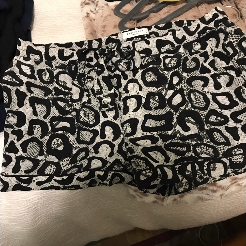Equipment leopard shorts