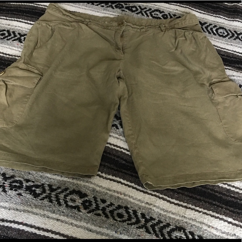 ♥️Studio M shorts• Size 14• khaki in color ♥️