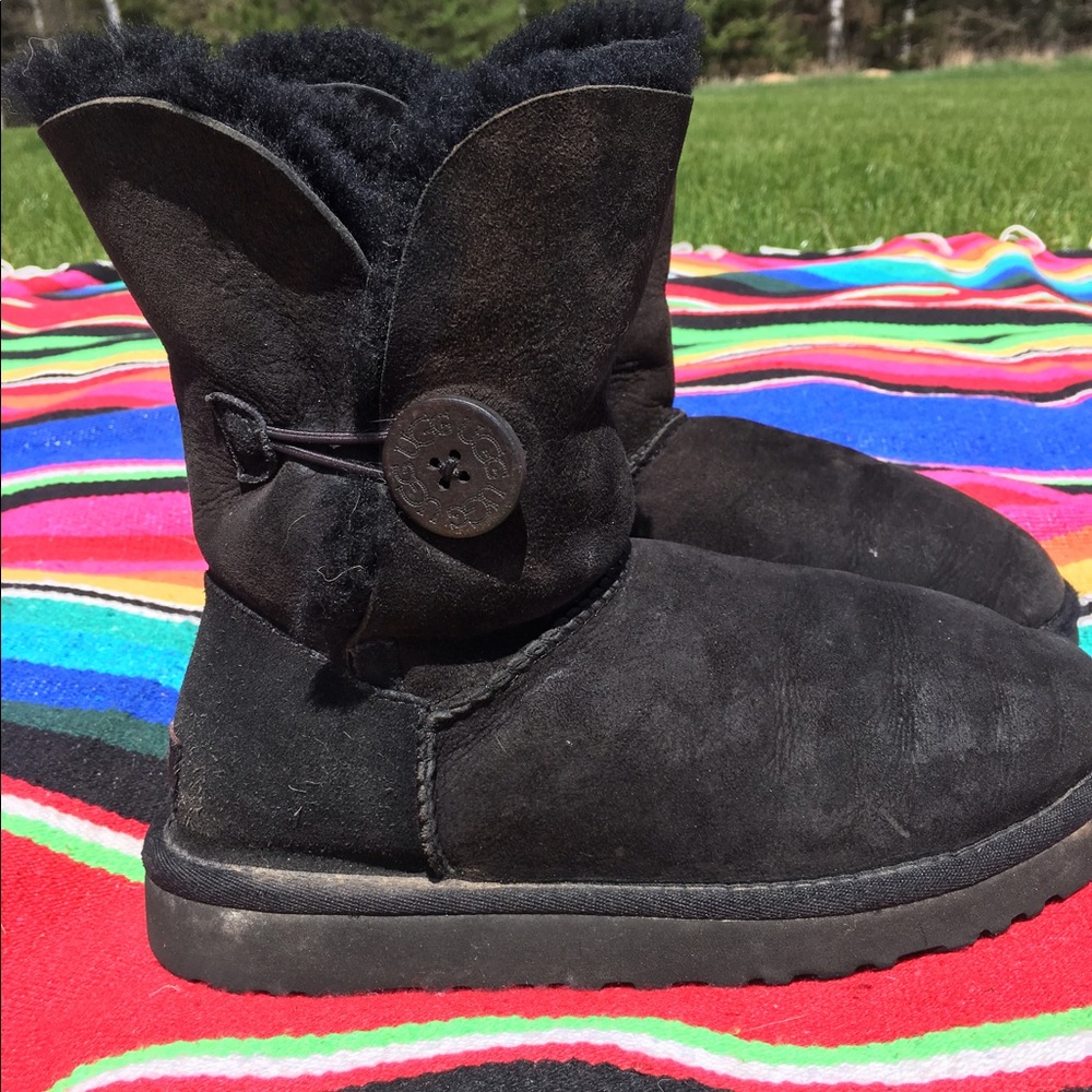 Women's size 7 Ugg Bailey Button boot.