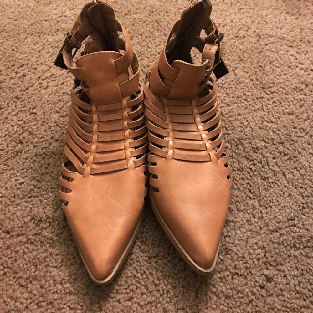 Cut out pointed toe ankle boots