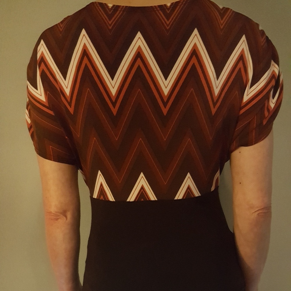 Low Cut Print Top - Picture 2 of 5