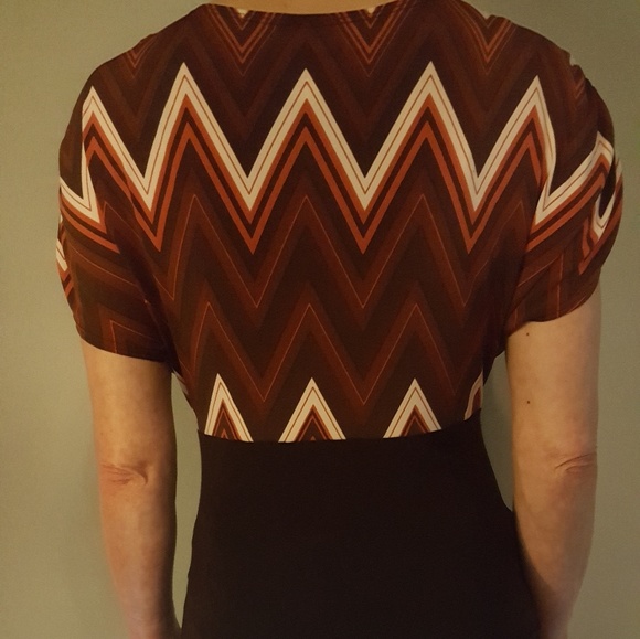 Low Cut Print Top - Picture 2 of 5