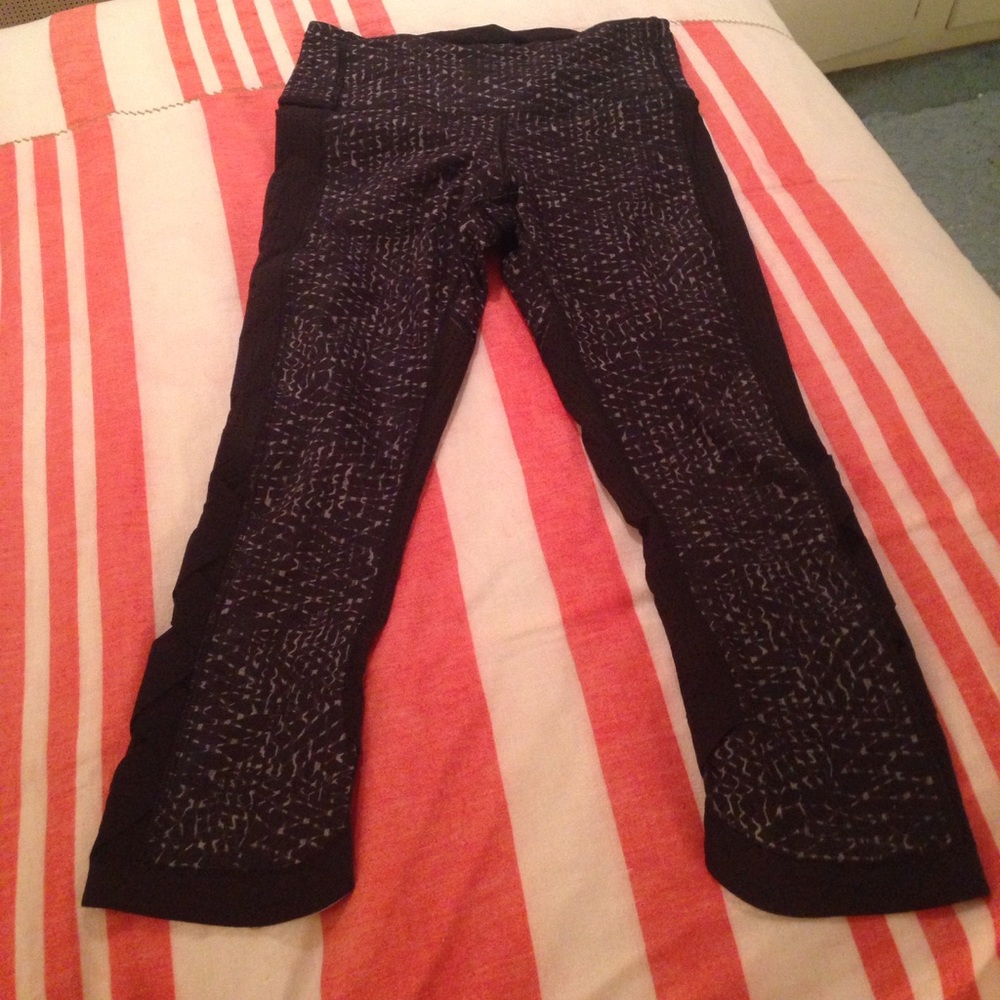 Lululemon Var City crops size 4