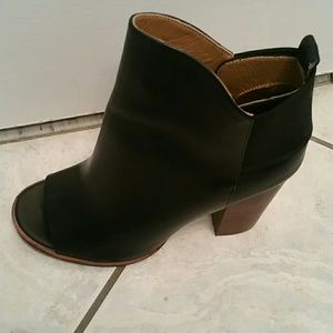 Kelsi Dagger Black open toe booties