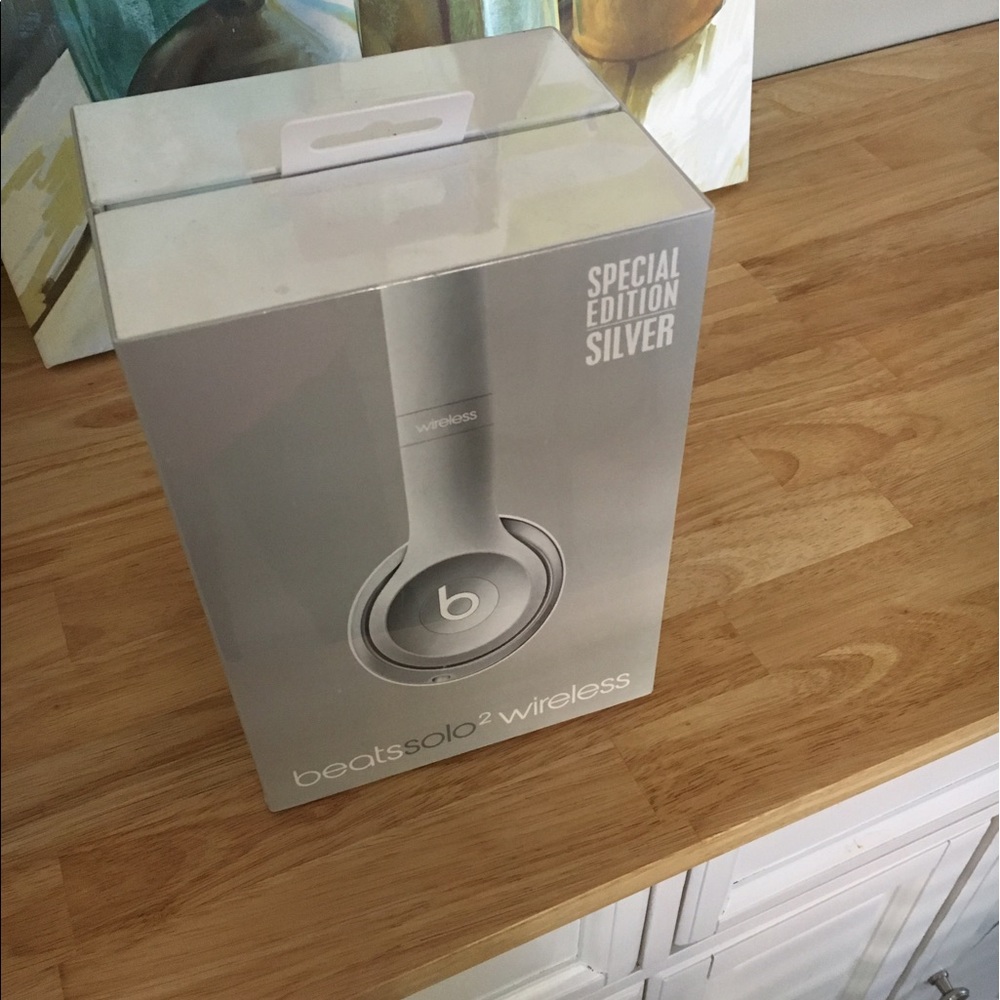 Beats Solo2 Wireless- Silver Edition