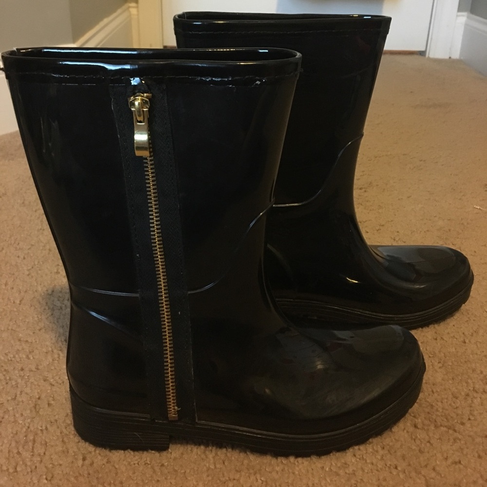Black rain boots size 7 but fit like an 8-8.5