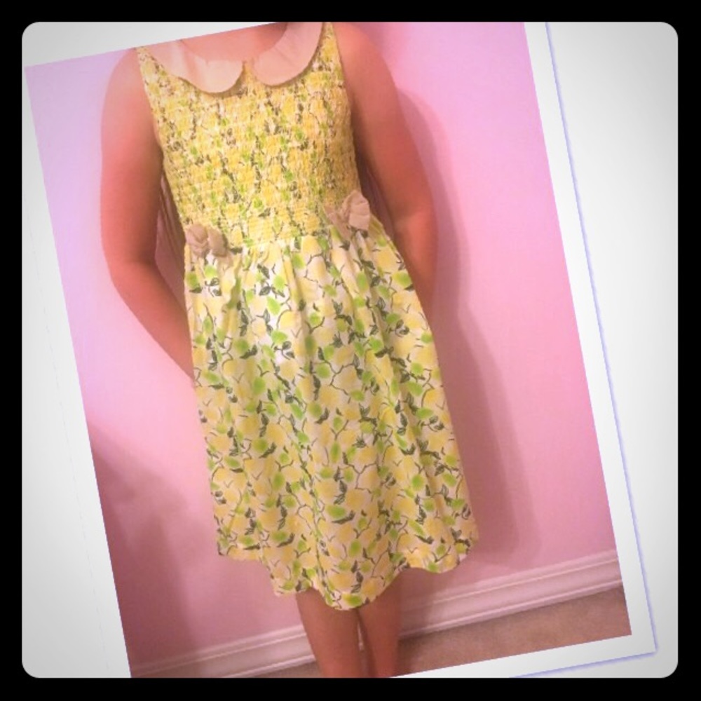 Girl's dress with lemon fabric