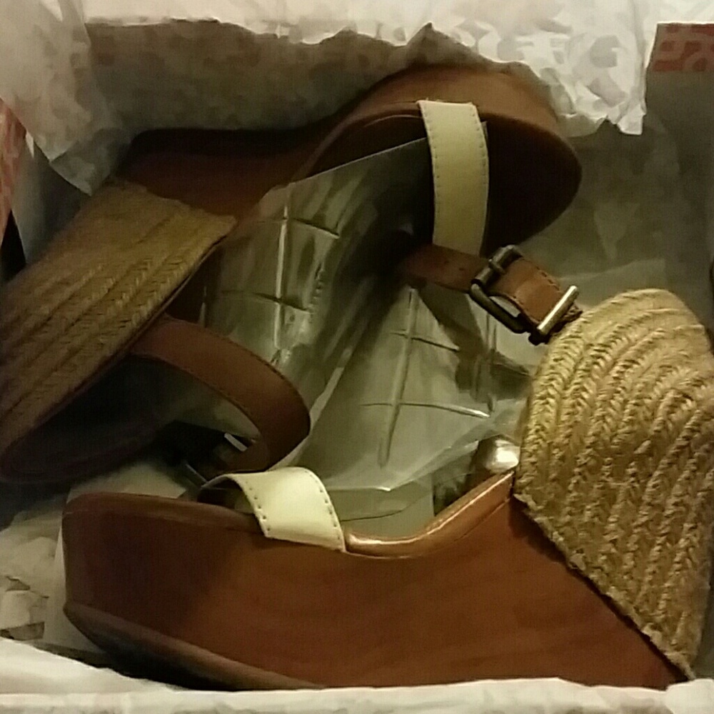 Gianni Bini Honey/wheat &white sandals