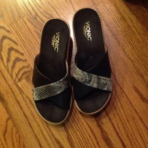 Vionic wedge. Black & snakeskin print.