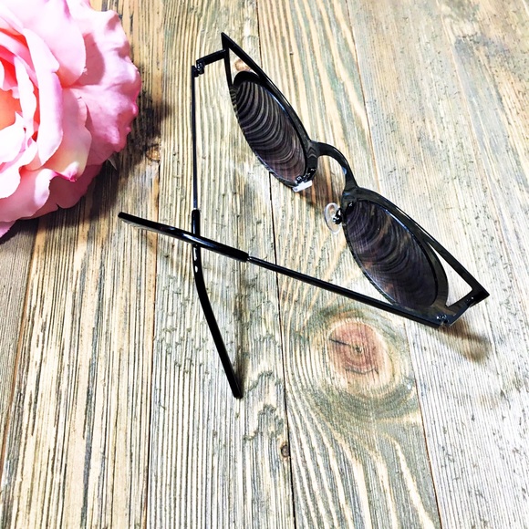 "Femme Fatale" cat eye cutouts invader dupes - Picture 3 of 3