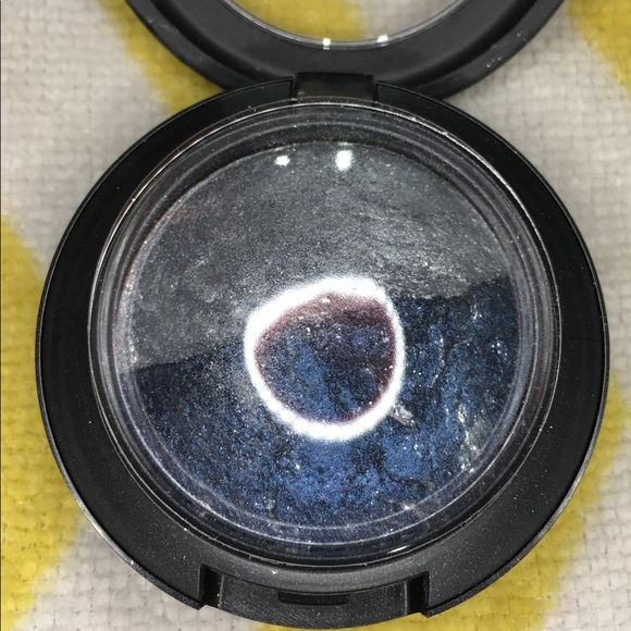M•A•C Cosmetics Large Baked Duo Eyeshadow - Picture 2 of 3