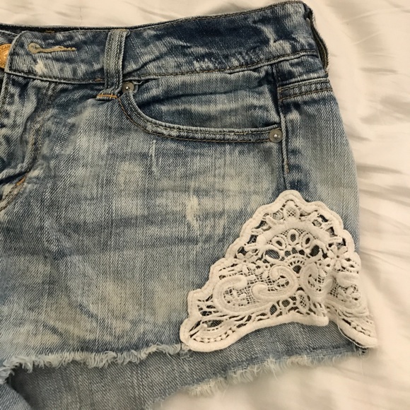 Low rise, light wash jean shorts - Picture 3 of 4