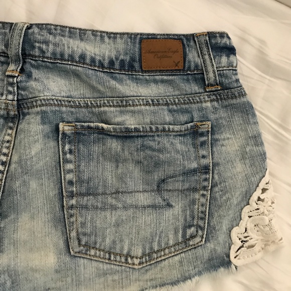 Low rise, light wash jean shorts - Picture 4 of 4