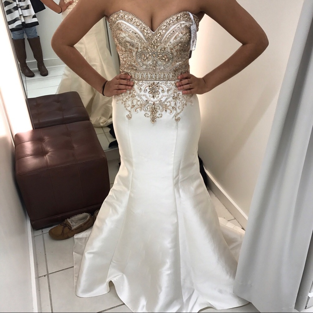 A never before worn prom dress!!