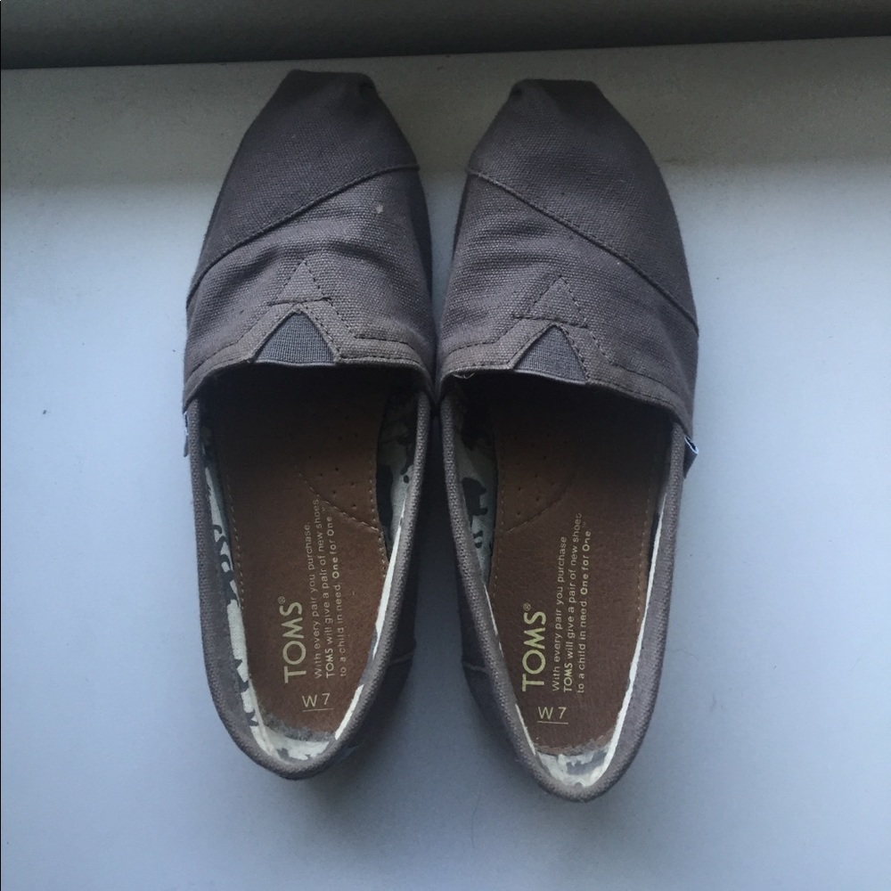 TOMS grey size w7