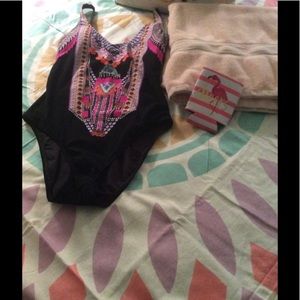 La Blanca size 4 one piece swimsuit.