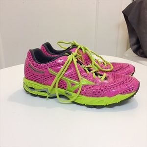 MIZUNO: Wave precision women's size 9