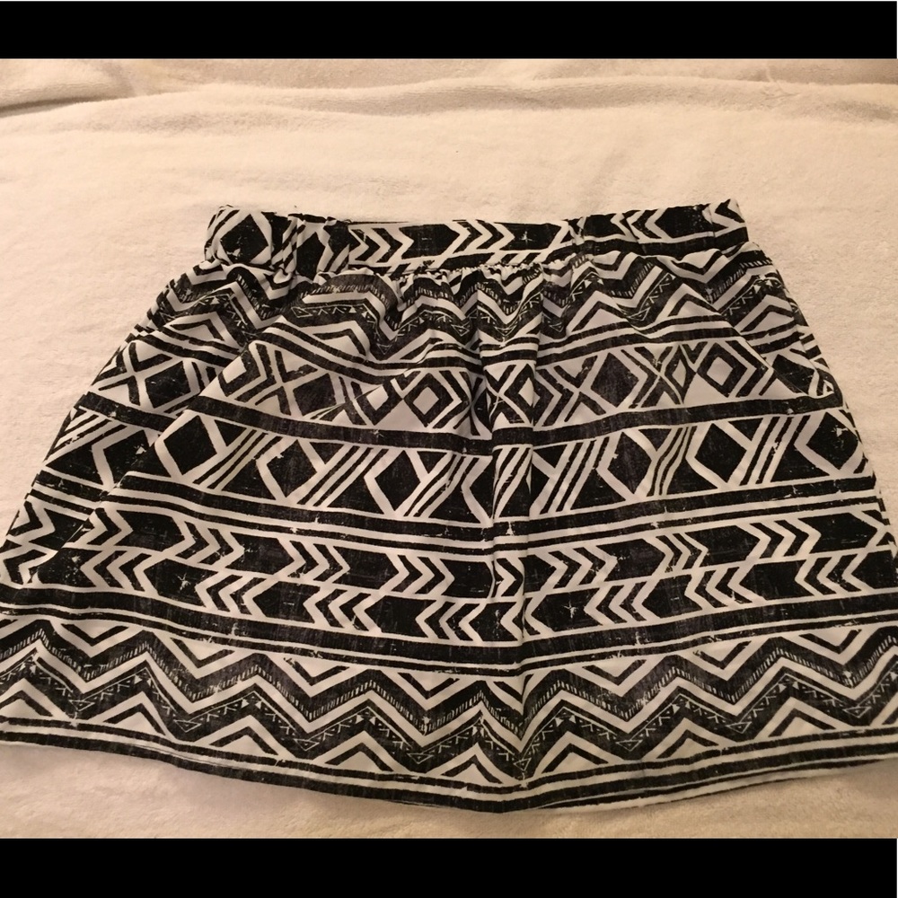Black and white patterned stretchy waist skirt