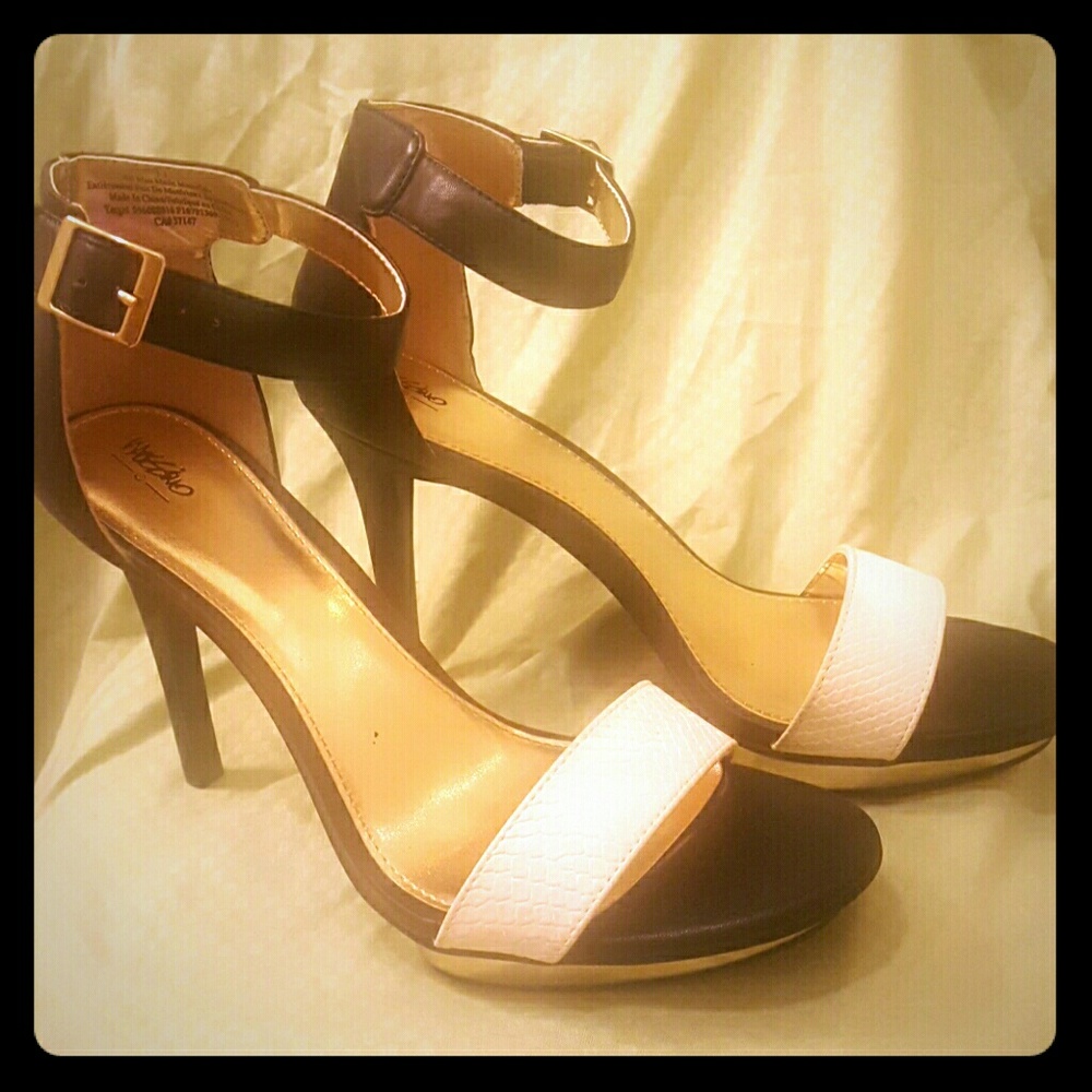 Mossimo black and white ankle strap sandal.