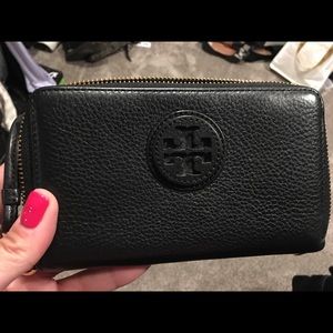 Like New Tory Burch Wristlet in Black