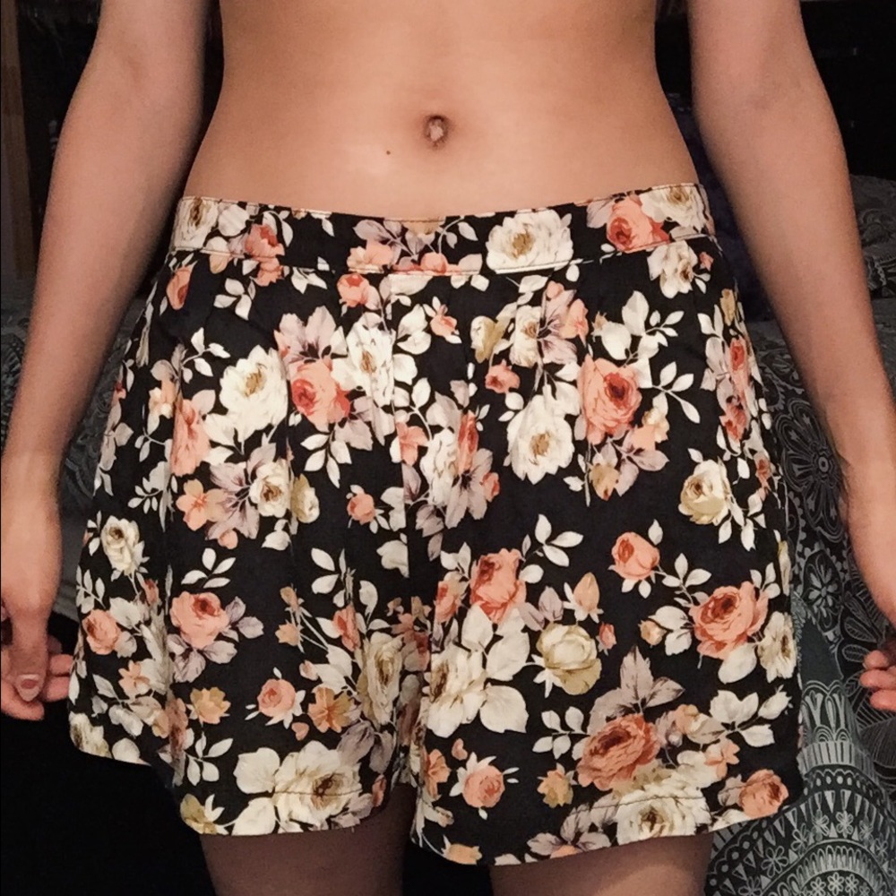 LA Hearts Floral Shorts.