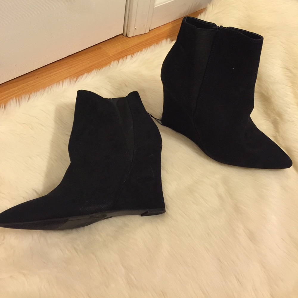 New! Black wedge boots