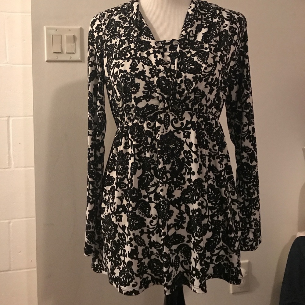 Nursing long sleeve shirt! A pea in the pod medium