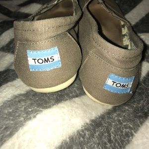 Women's Toms!