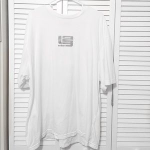 WHITE NIKE T-SHIRT...GREAT FOR THE SUMMER TIME
