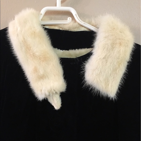 Vintage Black Velvet Coat with white mink collar - Picture 4 of 4