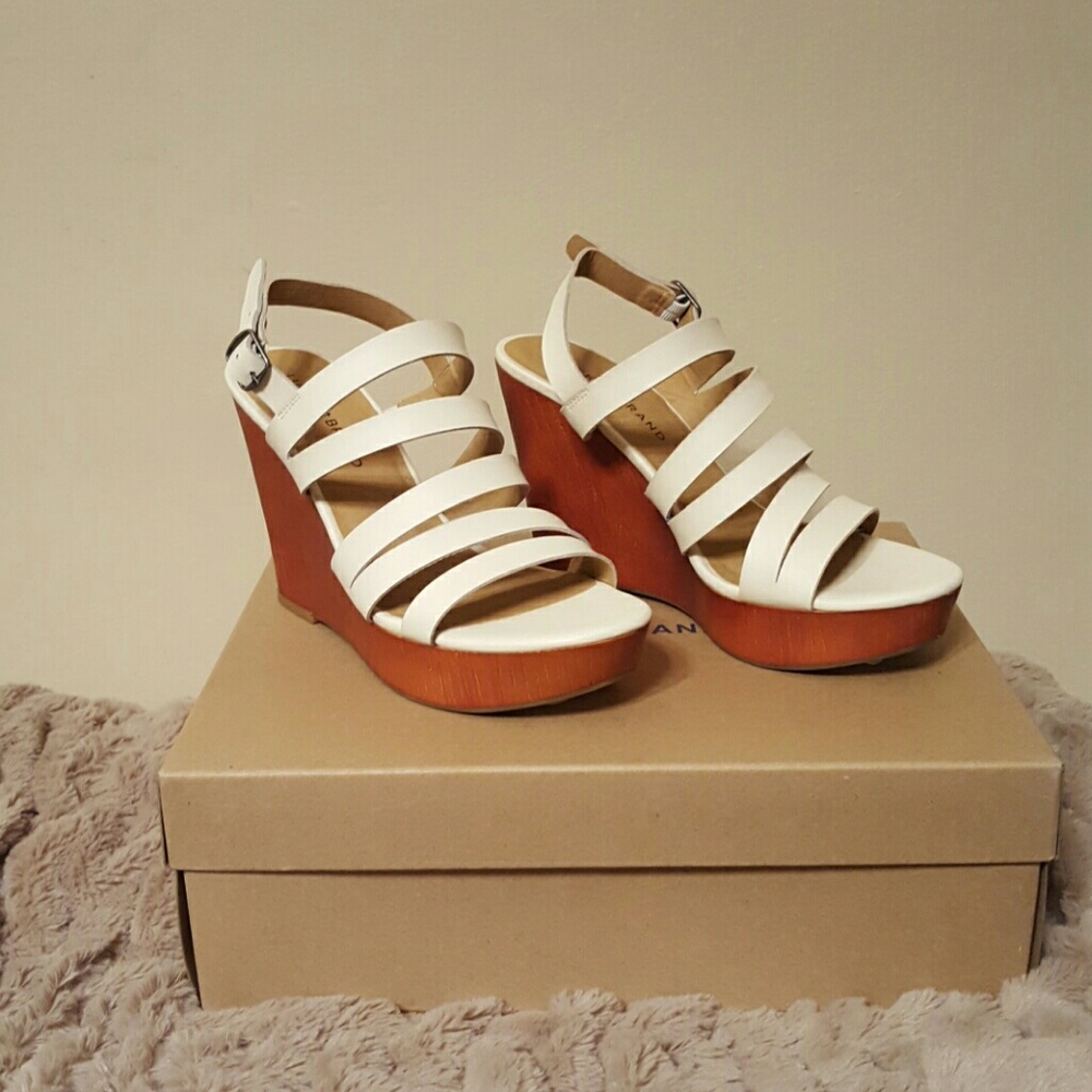 Wedged shoes