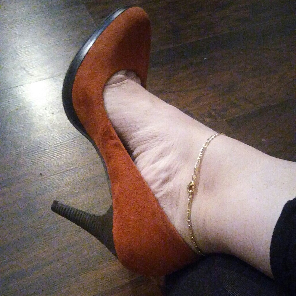 Beautiful burnt orange pumps