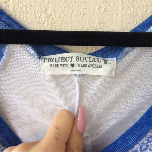 SLOUCHY VNECK MANDALA TEE - Picture 3 of 3