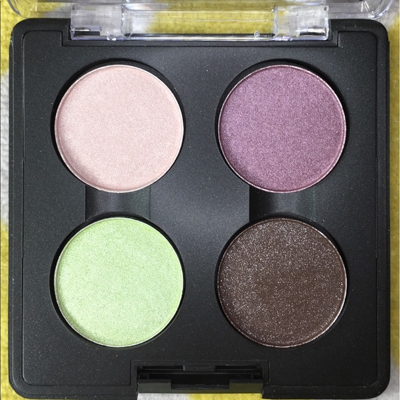 M•A•C Cosmetics Showflower Eyeshadow Pallet - Picture 2 of 3
