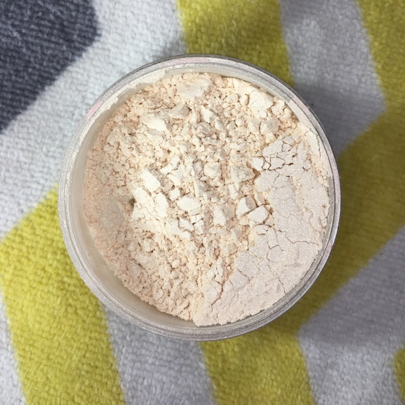M•A•C Cosmetics Loose Beauty Powders - Picture 2 of 6