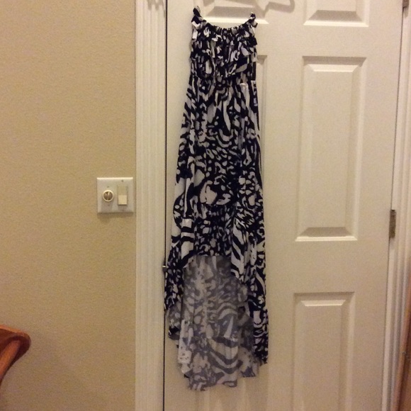 Black and White Short Front Dress - Picture 2 of 3