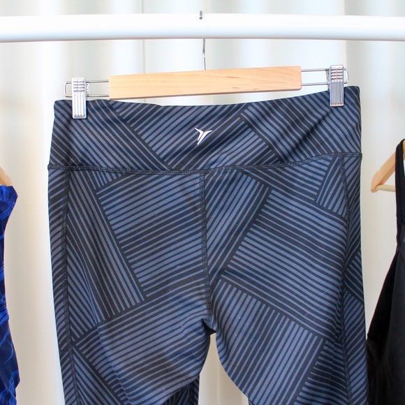 Old Navy Pants - Dark Gray Patterned Cropped Activewear Leggings Old Navy Pants - Dark Gray Patterned Cropped Activewear Leggings